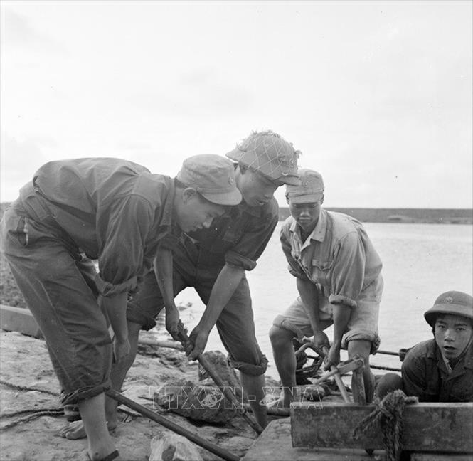 Trong ảnh: Đại đội 2, đoàn X công binh hoàn thành xuất sắc nhiệm vụ ở nhiều nơi khó khăn, thông cầu phà cho xe ra tiền tuyến, tháng 12/1968. Ảnh: Vũ Tạo - TTXVN
