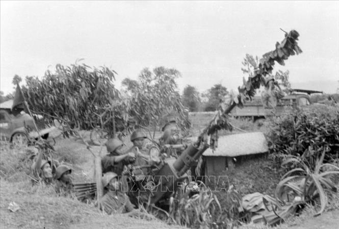 Trong ảnh: Các đơn vị pháo cao xạ đánh trả máy bay Mỹ, đảm bảo cho xe ra tiền tuyến an toàn trên tuyến đường khu 4 (tháng 12/1968). Ảnh: Hồng Thụ - TTXVN
