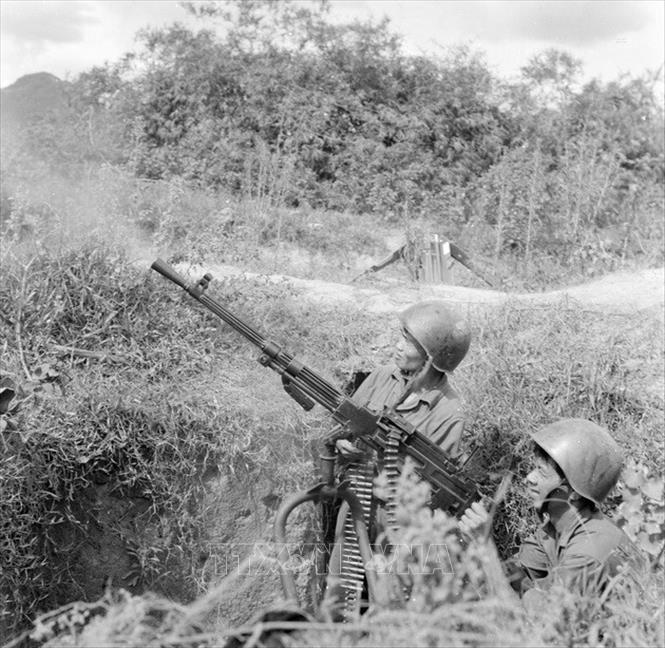 Trong ảnh: Các chiến sĩ phòng không bảo vệ bến phà ngày đêm đánh trả máy bay địch, góp phần cho đường thông suốt.
Ảnh: TTXVN
