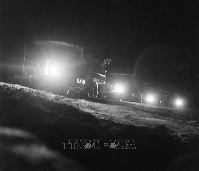 Trong ảnh: Bộ đội vận tải trên đường hành quân đêm ra tiền tuyến, tháng 12/1968. Ảnh: Nghĩa Dũng - TTXVN