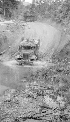 Trong ảnh: Vượt qua đoạn đường lầy lội địch thường hay đánh phá, tháng 1/1968. Ảnh: Nghĩa Dũng - TTXVN