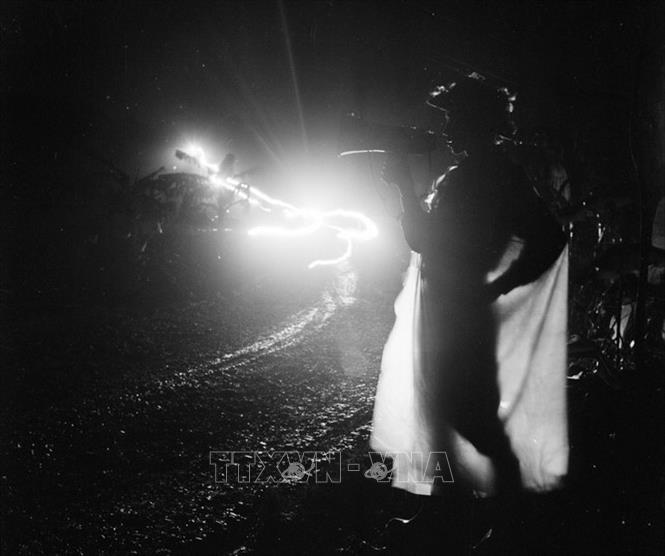 Trong ảnh: Xe qua cầu phao Đoan Vĩ ban đêm để đưa hàng ra tiền tuyến. Ảnh: Quang Thành - TTXVN
