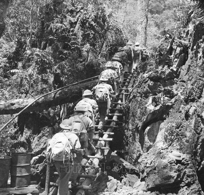 Trong ảnh: Những chiếc cầu bằng cây ghép vượt qua những mỏm đá tai mèo do những chiến sĩ công binh Quân khu 4 ngày đêm xây dựng làm đường hành quân. Những ngày đầu tiên khai phá đường Trường Sơn, bộ đội ta đã bí mật vạch tuyến đi qua những vùng núi hiểm trở, cheo leo với khẩu hiệu “Đi không dấu, nấu không khói, nói không tiếng”. Ảnh: TTXVN
