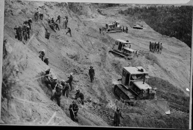 Trong ảnh: Suốt 16 năm, từ ngày mở đường đến khi kết thúc chiến tranh, bộ đội Trường Sơn đã xây dựng được hơn 20.000 km đường ô tô, 1.400 km đường ống dẫn xǎng dầu, 3.140 km 