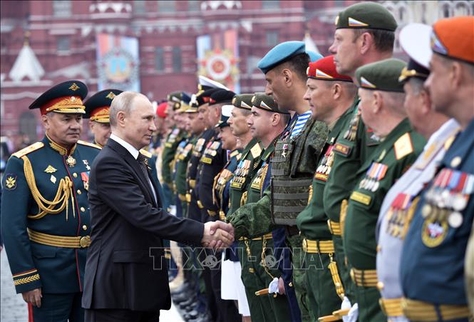 Trong ảnh: Tổng thống Nga Vladimir Putin (thứ 2, trái) gặp gỡ các sĩ quan quân đội sau lễ duyệt binh trên Quảng trường Đỏ ở thủ đô Moskva nhân kỷ niệm 74 năm Ngày Chiến thắng, ngày 9/5/2019. Ảnh: THX/TTXVN