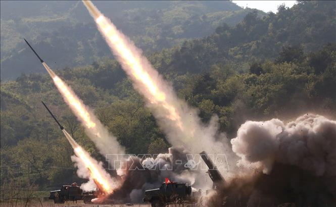 Trong ảnh (do Hãng thông tấn Trung ương Triều Tiên đăng phát): Các vật thể bay rời khỏi bệ phóng rocket trong cuộc diễn tập của các đơn vị phòng vệ Quân đội Nhân dân Triều Tiên ở phía Tây nước này, ngày 9/5/2019. Ảnh: AFP/TTXVN