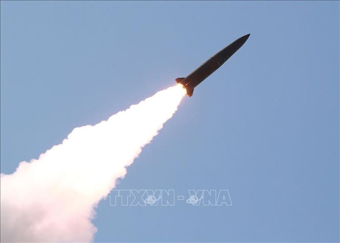 Trong ảnh (do Hãng thông tấn Trung ương Triều Tiên đăng phát): Các vật thể bay rời khỏi bệ phóng rocket trong cuộc diễn tập của các đơn vị phòng vệ Quân đội Nhân dân Triều Tiên ở phía Tây nước này, ngày 9/5/2019. Ảnh: AFP/TTXVN