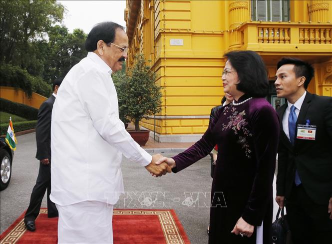 Photo: Vice President of Vietnam Dang Thi Ngoc Thinh (R) welcomes Vice President of India Venkaiah Naidu (L). VNA Photo: Lâm Khánh