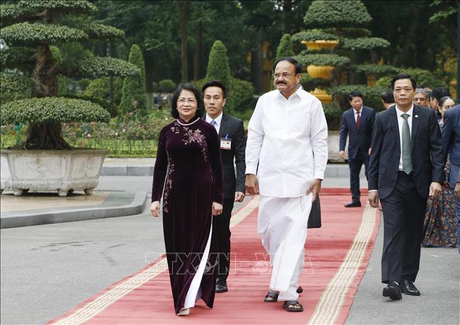 Photo: Vice President of Vietnam Dang Thi Ngoc Thinh (R) welcomes Vice President of India Venkaiah Naidu (L). VNA Photo: Lâm Khánh