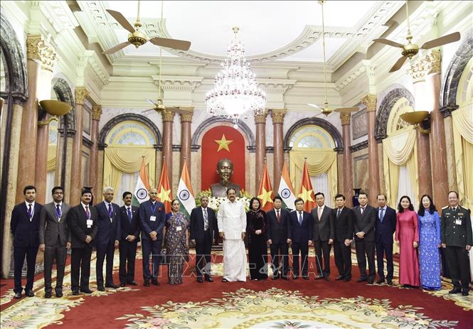 Photo: Vice President of Vietnam Dang Thi Ngoc Thinh, Indian Vice President Venkaiah Naidu and delegates pose for a group photo. VNA Photo: Lâm Khánh