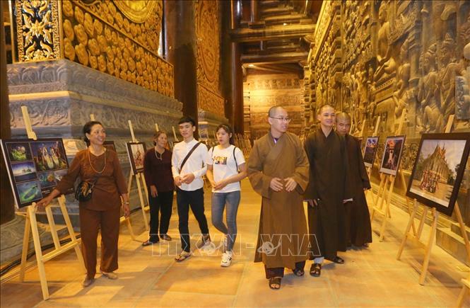 Trong ảnh: Các tăng ni, Phật tử và du khách tham quan Triển lãm ảnh văn hóa Phật giáo tại Điện Tam Thế. Ảnh: Thành Đạt - TTXVN