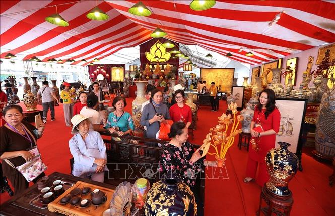 Trong ảnh: Các đại biểu và du khách tham quan hội chợ văn hóa Phật giáo. Ảnh: Dương Giang - TTXVN