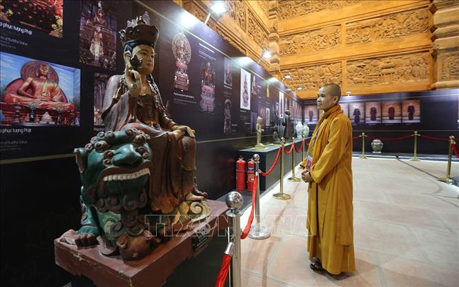 Trong ảnh: Đại biểu tham quan không gian trưng bày ảnh và sản phẩm văn hóa Phật giáo. Ảnh: Dương Giang - TTXVN