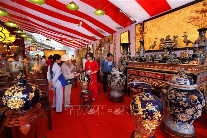 Trong ảnh: Các đại biểu và du khách tham quan hội chợ văn hóa Phật giáo. Ảnh: Dương Giang - TTXVN