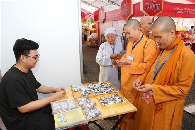 Trong ảnh: Các tăng ni Phật tử tham quan hội chợ văn hóa Phật giáo. Ảnh: Thành Đạt - TTXVN