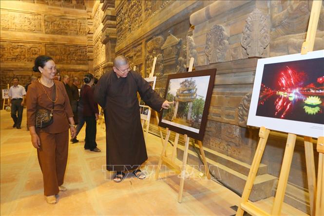 Trong ảnh: Các tăng ni, Phật tử tham quan triển lãm văn hóa Phật giáo. Ảnh: Thành Đạt - TTXVN