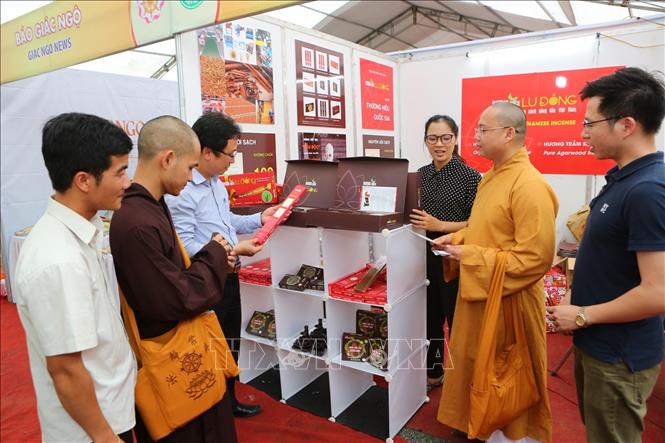 Trong ảnh: Các tăng ni Phật tử và du khách tham quan hội chợ văn hóa Phật giáo. Ảnh: Thành Đạt - TTXVN