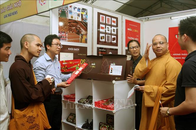 Trong ảnh: Các đại biểu và du khách tham quan hội chợ văn hóa Phật giáo. Ảnh: TTXVN