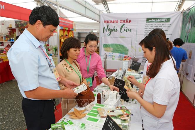 Trong ảnh: Du khách tham quan hội chợ văn hóa Phật giáo. Ảnh: Thành Đạt - TTXVN