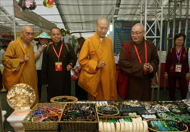Trong ảnh: Các đại biểu và du khách tham quan hội chợ văn hóa Phật giáo. Ảnh: Nguyễn Dân - TTXVN