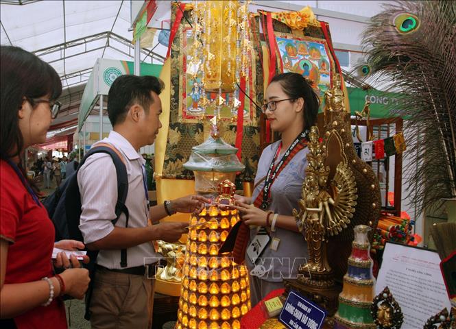 Trong ảnh: Các đại biểu và du khách tham quan hội chợ văn hóa Phật giáo. Ảnh: Nguyễn Dân - TTXVN
