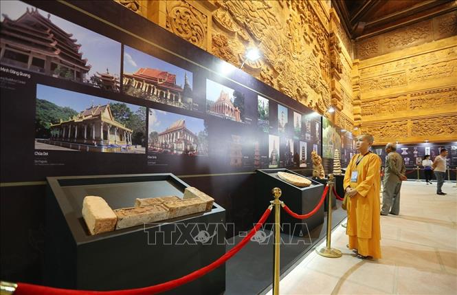 Trong ảnh: Các đại biểu tham quan Triển lãm ảnh văn hóa Phật giáo. Ảnh: Dương Giang - TTXVN