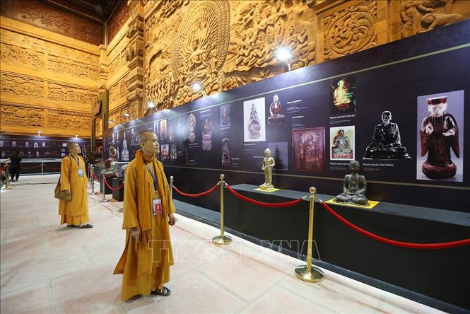Trong ảnh: Các đại biểu tham quan không gian trưng bày tranh, ảnh, sản phẩm văn hóa Phật giáo. Ảnh: Dương Giang - TTXVN