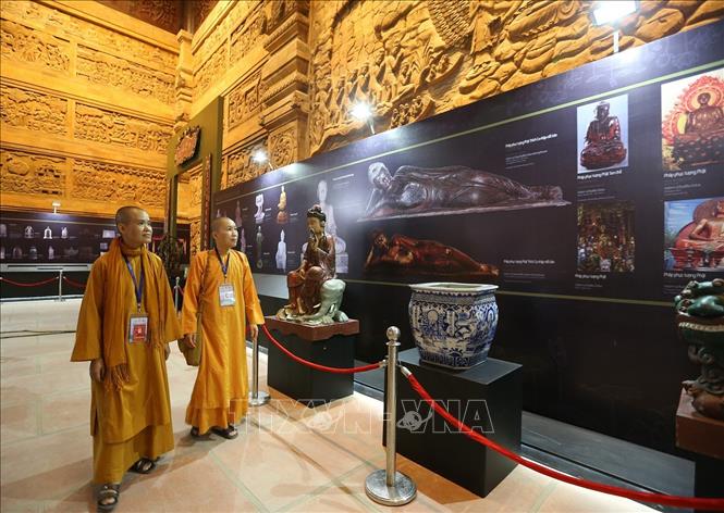 Trong ảnh: Các đại biểu tham quan không gian trưng bày các sản phẩm văn hóa Phật giáo. Ảnh: Dương Giang - TTXVN