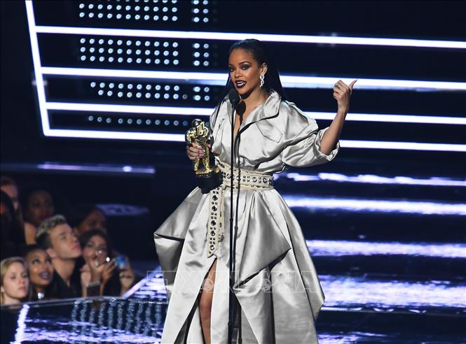 Trong ảnh: Ca sĩ Rihanna  nhận  Giải Video âm nhạc của MTV tại New York, Mỹ, ngày 28/8/2016. Ảnh: AFP/TTXVN