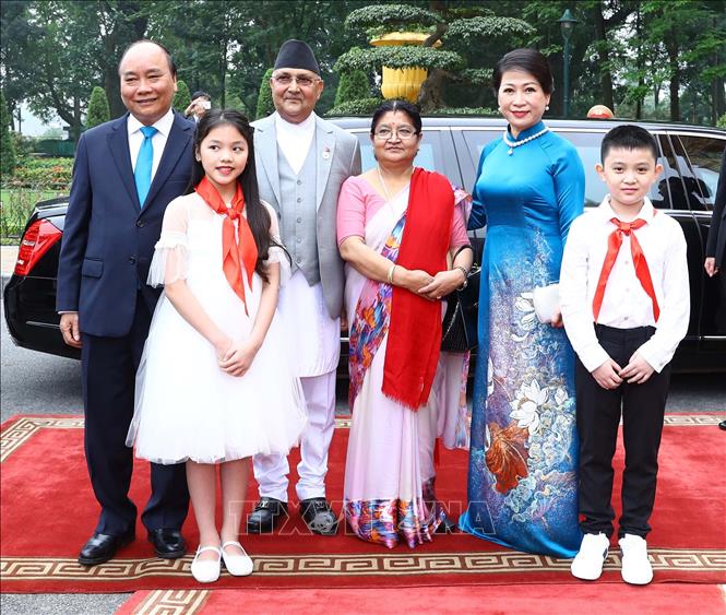 Trong ảnh: Thủ tướng Nguyễn Xuân Phúc và Phu nhân cùng Thủ tướng Nepal K.P. Sharma Oli và Phu nhân chụp ảnh chung tại lễ đón. Ảnh: Thống Nhất - TTXVN