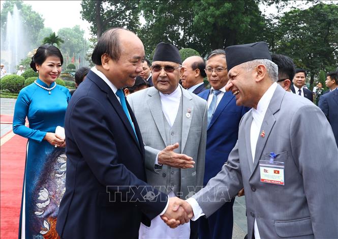 Trong ảnh: Thủ tướng Nguyễn Xuân Phúc bắt tay các thành viên chính thức đoàn Nepal tại lễ đón. Ảnh: Thống Nhất – TTXVN