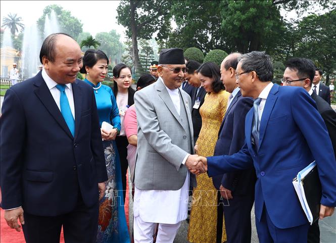 Trong ảnh: Thủ tướng Nepal K.P. Sharma Oli bắt tay các thành viên chính thức đoàn Việt Nam tại lễ đón. Ảnh: Thống Nhất – TTXVN