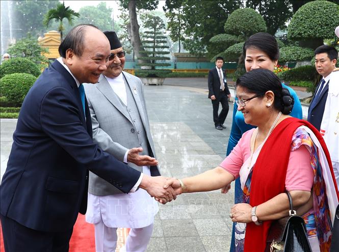 Trong ảnh: Thủ tướng Nguyễn Xuân Phúc bắt tay các thành viên chính thức đoàn Nepal tại lễ đón. Ảnh: Thống Nhất – TTXVN