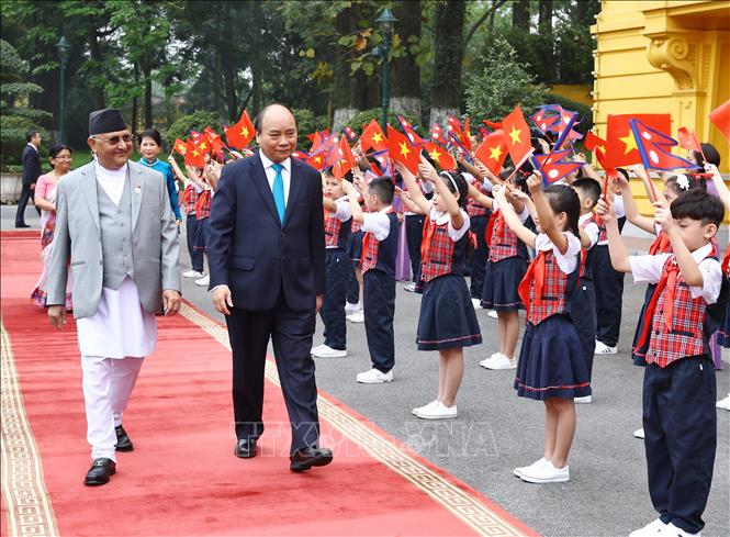 Trong ảnh: Thủ tướng Nguyễn Xuân Phúc và Thủ tướng Nepal K.P. Sharma Oli với thiếu nhi Thủ đô Hà Nội. Ảnh: Thống Nhất – TTXVN