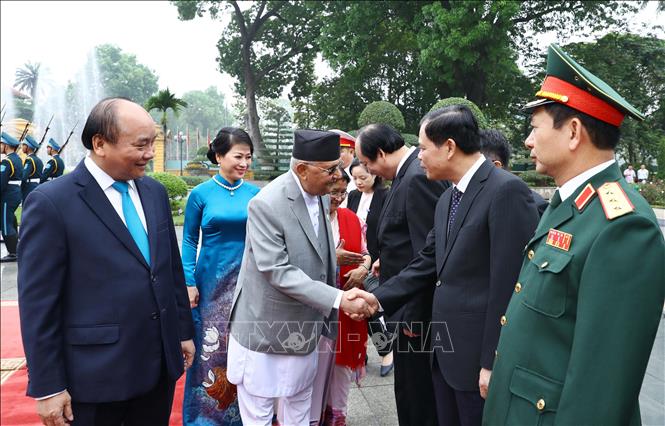 Trong ảnh: Thủ tướng Nepal K.P. Sharma Oli bắt tay các thành viên chính thức đoàn Việt Nam tại lễ đón. Ảnh: Thống Nhất – TTXVN