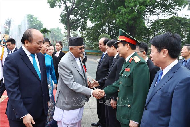 Trong ảnh: Thủ tướng Nepal K.P. Sharma Oli bắt tay các thành viên chính thức đoàn Việt Nam tại lễ đón. Ảnh: Thống Nhất – TTXVN