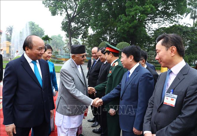 Trong ảnh: Thủ tướng Nepal K.P. Sharma Oli bắt tay các thành viên chính thức đoàn Việt Nam tại lễ đón. Ảnh: Thống Nhất – TTXVN