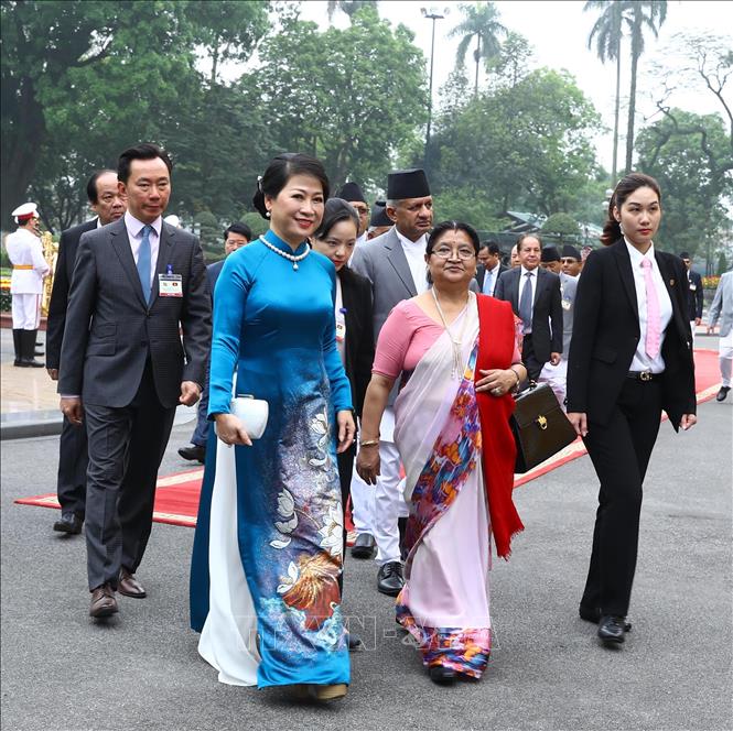  Trong ảnh: Phu nhân Thủ tướng Nguyễn Xuân Phúc và Phu nhân Thủ tướng Nepal K.P. Sharma Oli tại lễ đón. Ảnh: Thống Nhất - TTXVN 
