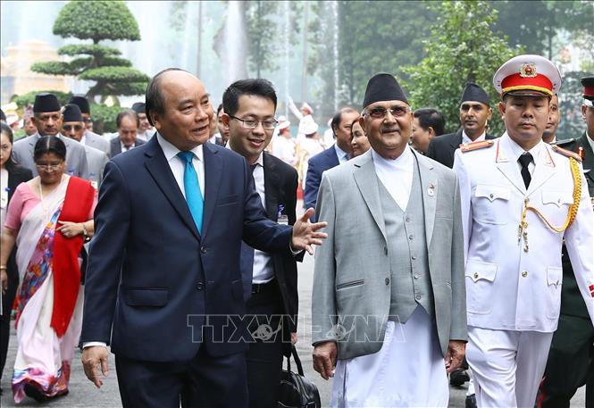 Trong ảnh: Thủ tướng Nguyễn Xuân Phúc và Thủ tướng Nepal K.P. Sharma Oli đến trụ sở Chính phủ để hội đàm. Ảnh: Thống Nhất - TTXVN 
