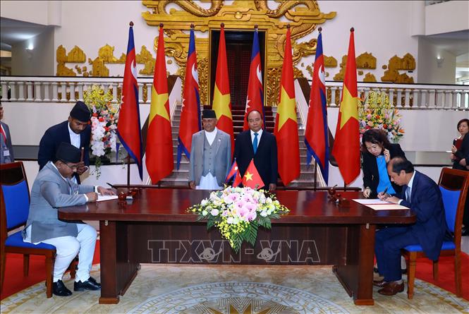 Trong ảnh: Thủ tướng Nguyễn Xuân Phúc và Thủ tướng Nepal K.P. Sharma Oli chứng kiến lễ ký Hiệp định miễn thị thực cho người mang hộ chiếu ngoại giao và hộ chiếu công vụ; Bản ghi nhớ về thiết lập cơ chế tham vấn song phương giữa hai Bộ Ngoại giao. Ảnh: Thống Nhất - TTXVN 