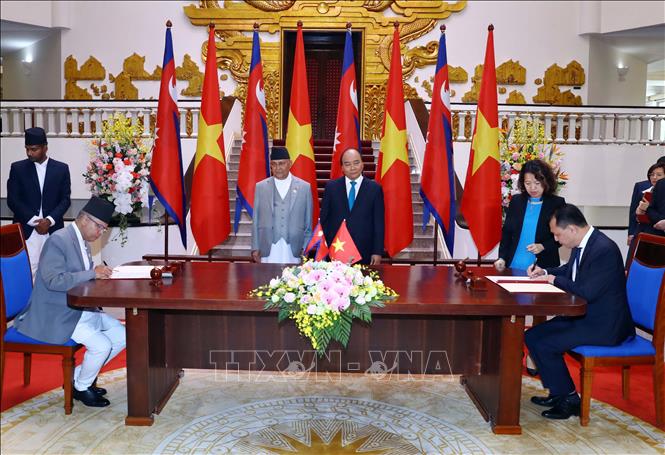 Trong ảnh: Thủ tướng Nguyễn Xuân Phúc và Thủ tướng Nepal K.P. Sharma Oli chứng kiến lễ ký ý định thư về đàm phán và ký kết hiệp định khung về hợp tác thương mại và đầu tư giữa Bộ Công thương Việt Nam và Bộ Công nghiệp thương mại và Cung cấp Nepal. Ảnh: Thống Nhất - TTXVN 
