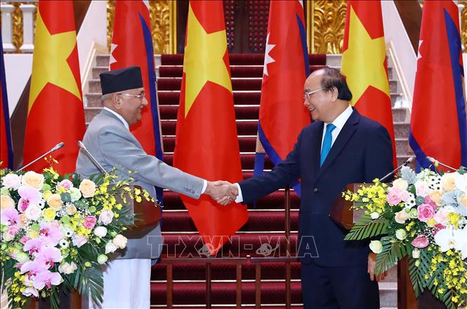 Trong ảnh: Thủ tướng Nguyễn Xuân Phúc và Thủ tướng Nepal K.P. Sharma Oli họp báo chung sau hội đàm. Ảnh: Thống Nhất - TTXVN