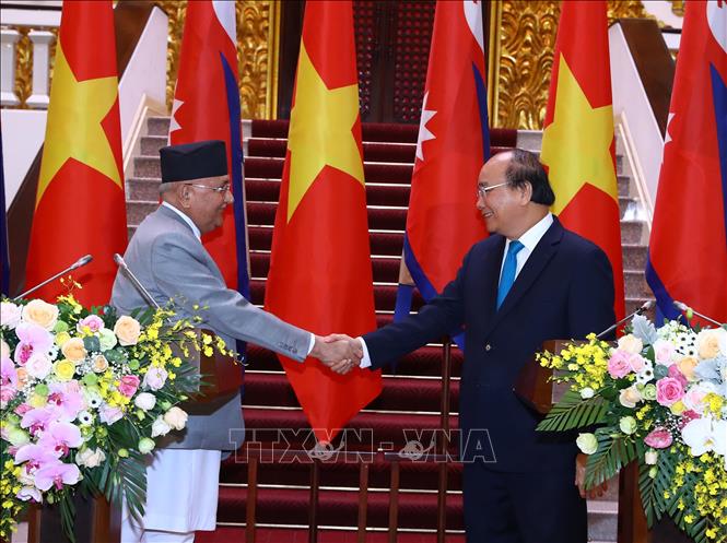 Trong ảnh: Thủ tướng Nguyễn Xuân Phúc và Thủ tướng Nepal K.P. Sharma Oli họp báo chung sau hội đàm. Ảnh: Thống Nhất - TTXVN