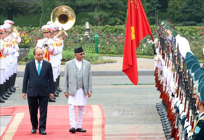 Trong ảnh: Thủ tướng Nguyễn Xuân Phúc và Thủ tướng Nepal K.P. Sharma Oli duyệt Đội danh dự Quân đội nhân dân Việt Nam. Ảnh: Văn Điệp – TTXVN