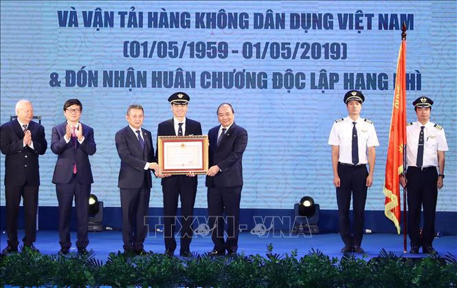 Trong ảnh: Thủ tướng Nguyễn Xuân Phúc trao Huân chương Độc lập hạng Nhì của Chủ tịch nước cho lãnh đạo Đoàn bay 919 (Tổng công ty Hàng không Việt Nam - Vietnam Arlines). Ảnh: Thống Nhất - TTXVN 
