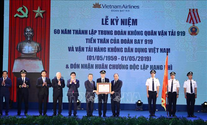 Trong ảnh: Thủ tướng Nguyễn Xuân Phúc trao Huân chương Độc lập hạng Nhì của Chủ tịch nước cho lãnh đạo Đoàn bay 919 (Tổng công ty Hàng không Việt Nam - Vietnam Arlines). Ảnh: Thống Nhất - TTXVN 
