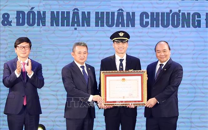 Trong ảnh: Thủ tướng Nguyễn Xuân Phúc trao Huân chương Độc lập hạng Nhì của Chủ tịch nước cho lãnh đạo Đoàn bay 919 (Tổng công ty Hàng không Việt Nam - Vietnam Arlines). Ảnh: Thống Nhất - TTXVN 