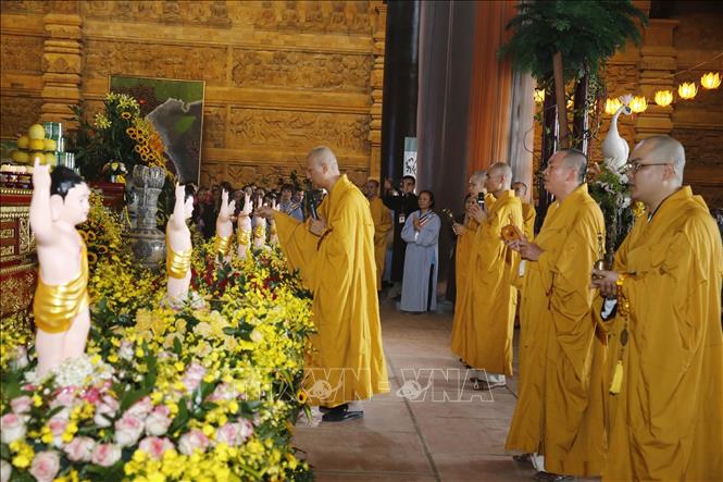 Trong ảnh: Tăng, ni thực hiện nghi thức lễ Tắm Phật tại điện Pháp Chủ, chùa Tam Chúc. Ảnh: Lâm Khánh - TTXVN