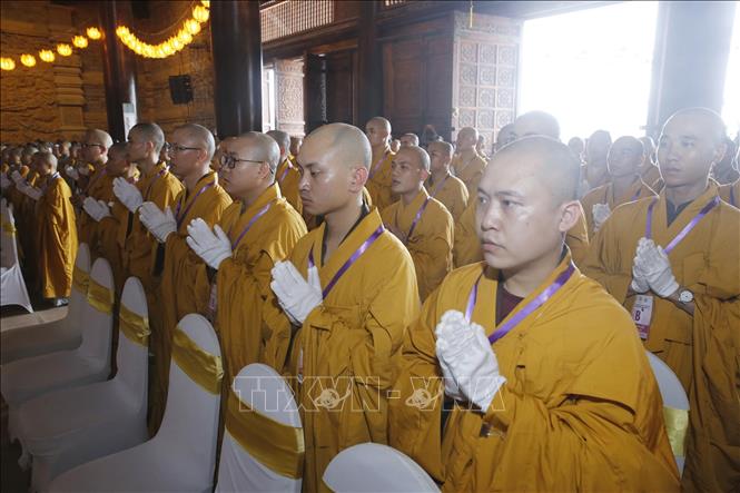 Trong ảnh: Tăng, ni thực hiện nghi thức lễ Tắm Phật tại điện Pháp Chủ, chùa Tam Chúc. Ảnh: Lâm Khánh - TTXVN