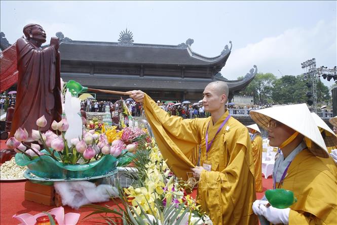 Trong ảnh:Tăng, ni, Phật tử thực hiện nghi thức Tắm Phật. Ảnh: Lâm Khánh - TTXVN